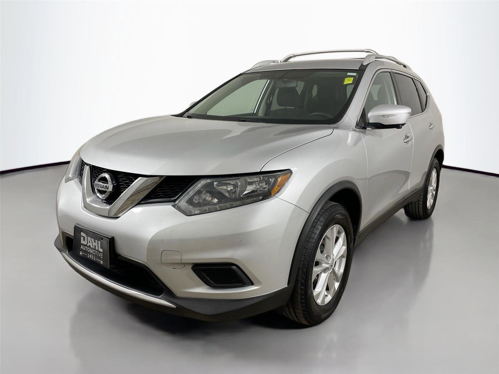 Used 2015 Nissan Rogue SV w/ SV Premium Package image 4