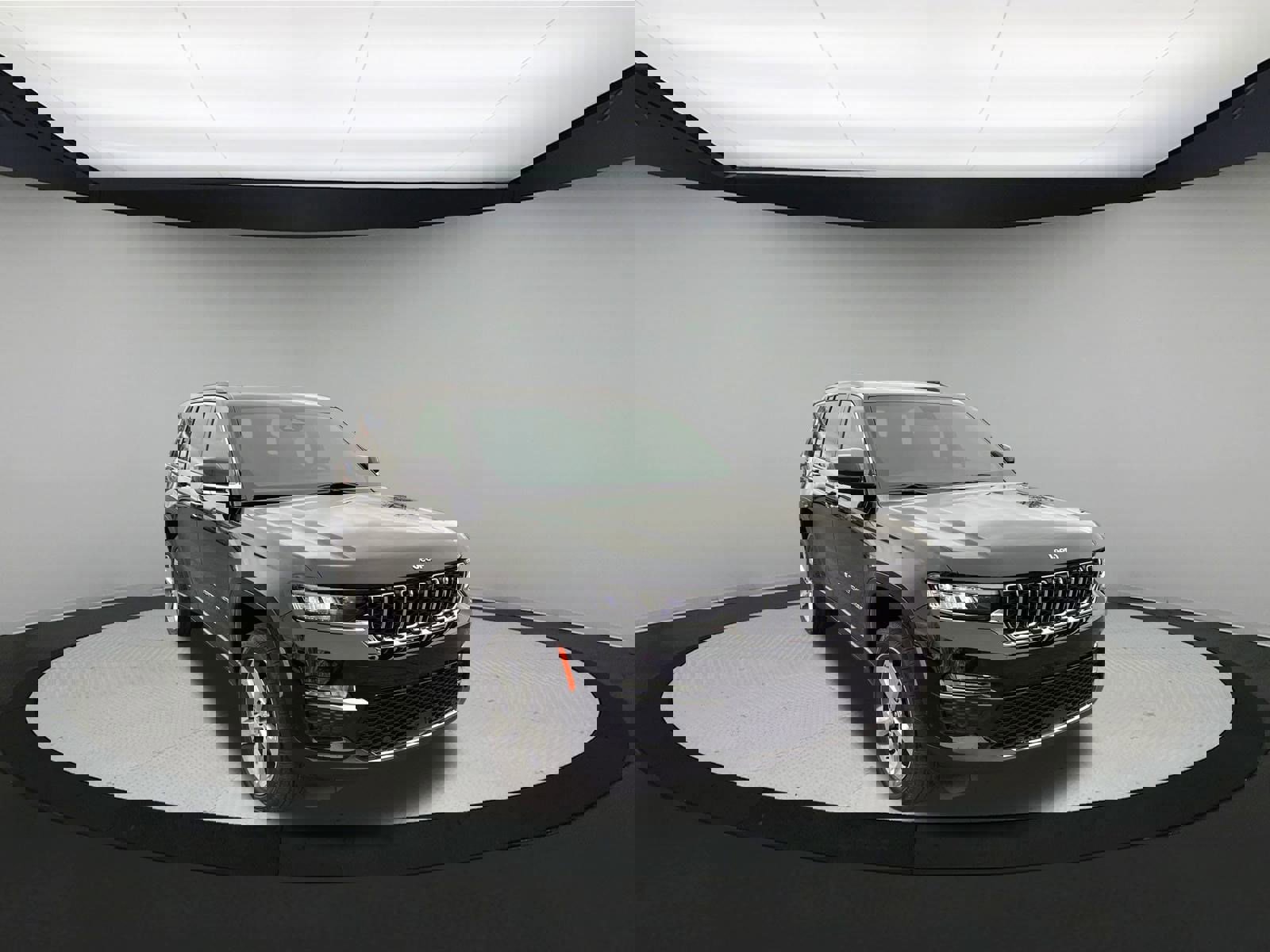 Used 2024 Jeep Grand Cherokee Limited w/ Luxury Tech Group II image 2