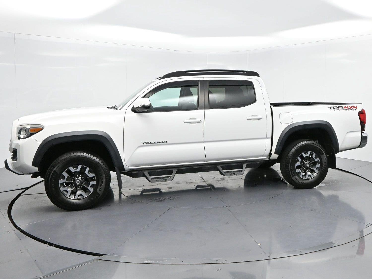 Used 2018 Toyota Tacoma TRD Off-Road AWD/4WD image 4
