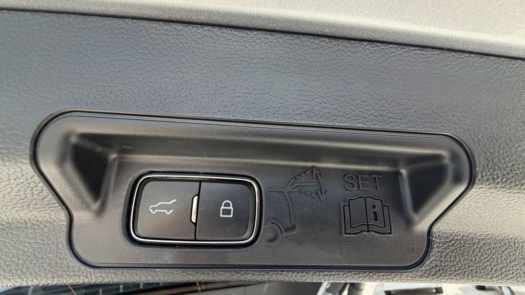 Used 2023 Ford Explorer ST-Line AWD/4WD image 18