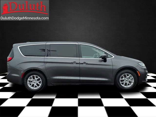 Used 2023 Chrysler Pacifica Touring-L FWD image 6