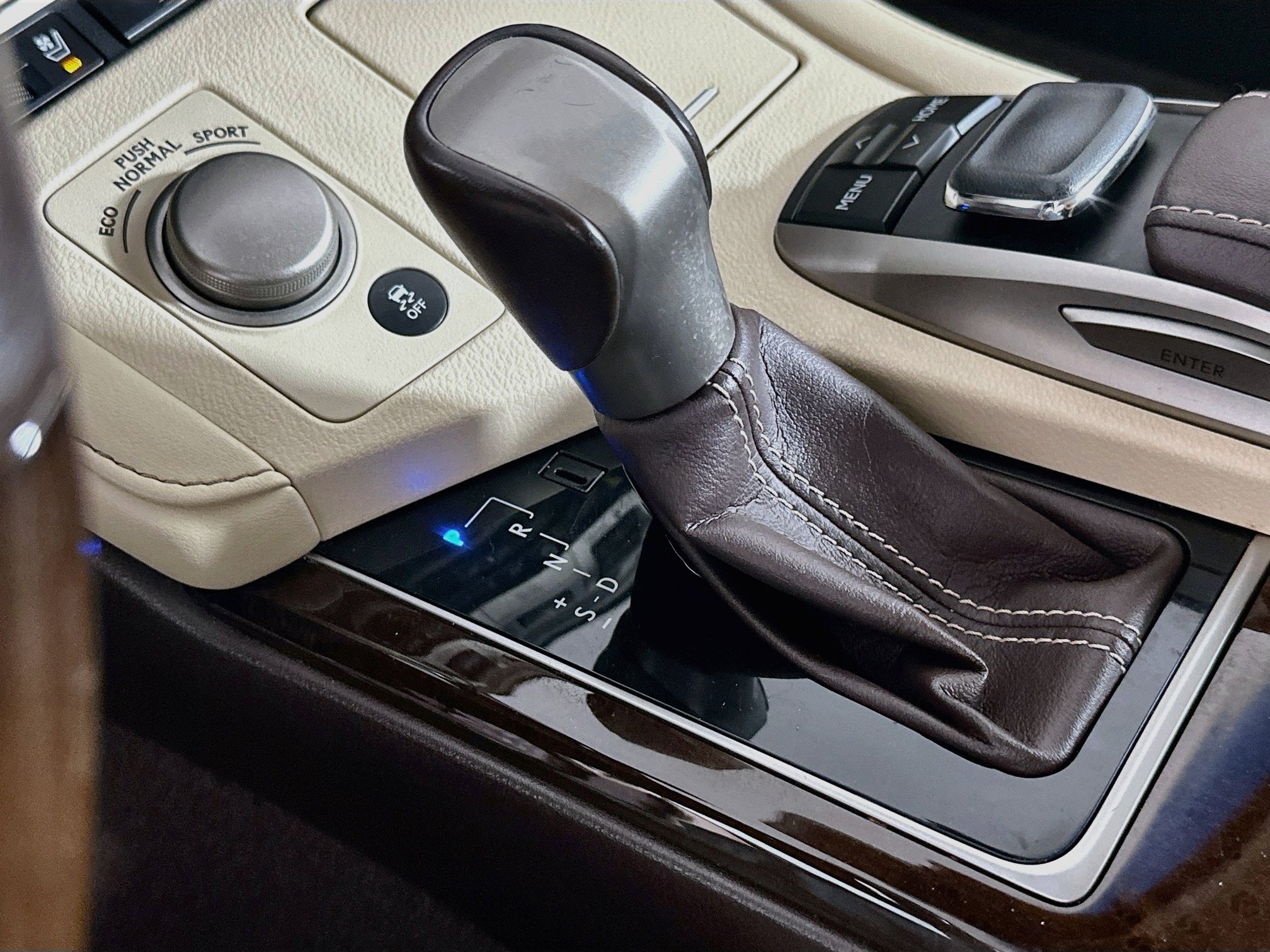 Used 2016 Lexus ES 350 w/ Ultra Luxury Package FWD image 25