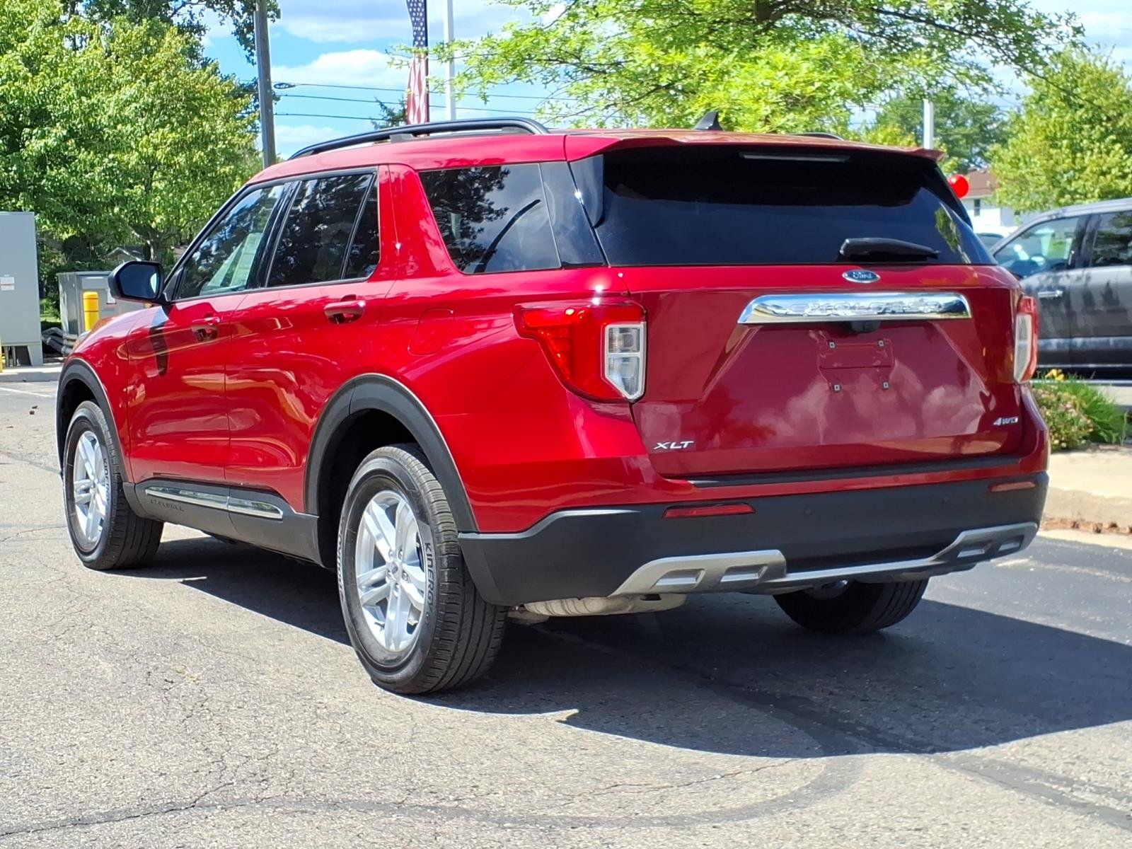 Certified 2024 Ford Explorer XLT w/ Equipment Group 202A AWD/4WD image 4