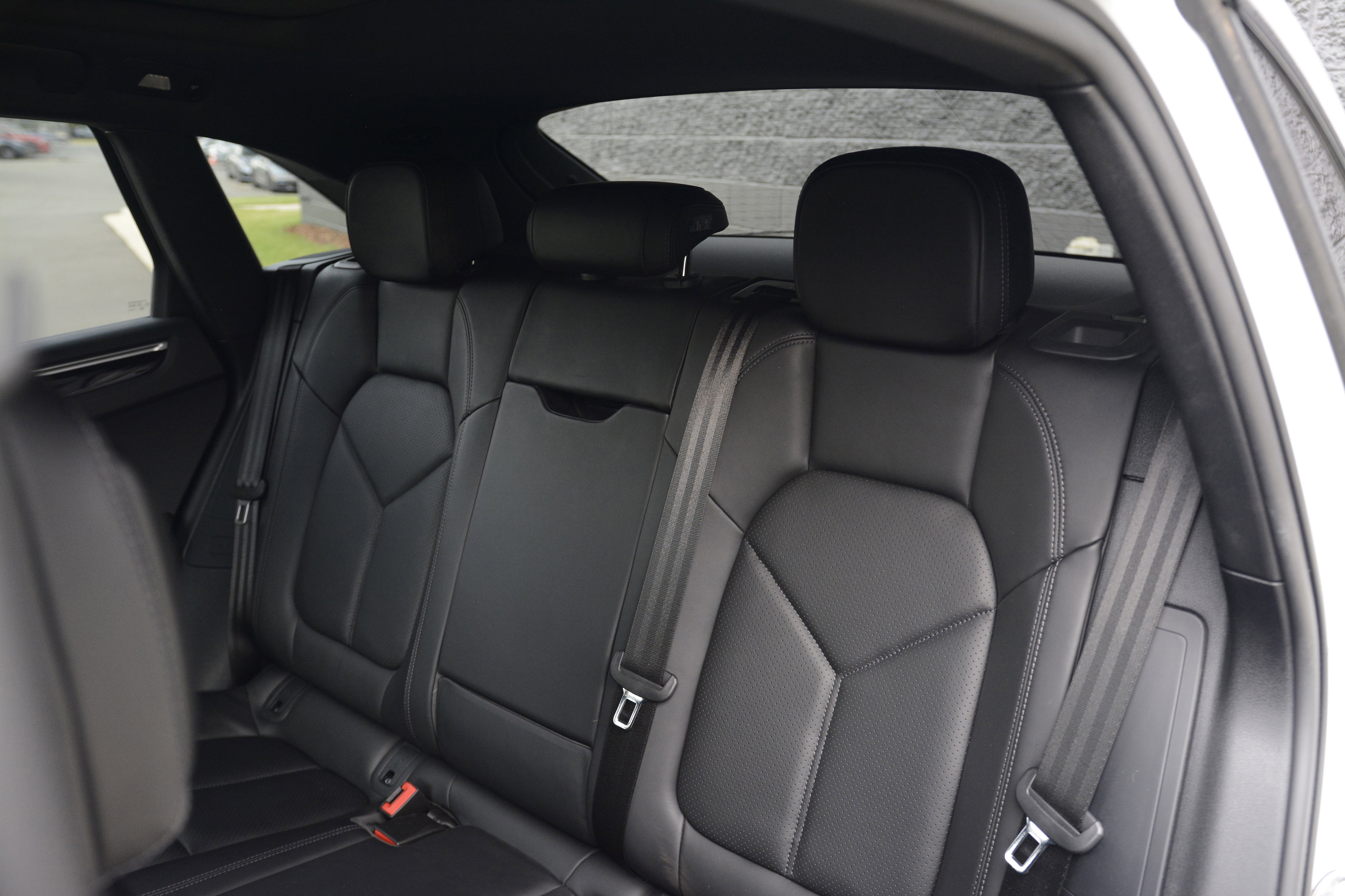 Certified 2022 Porsche Macan S AWD/4WD image 32