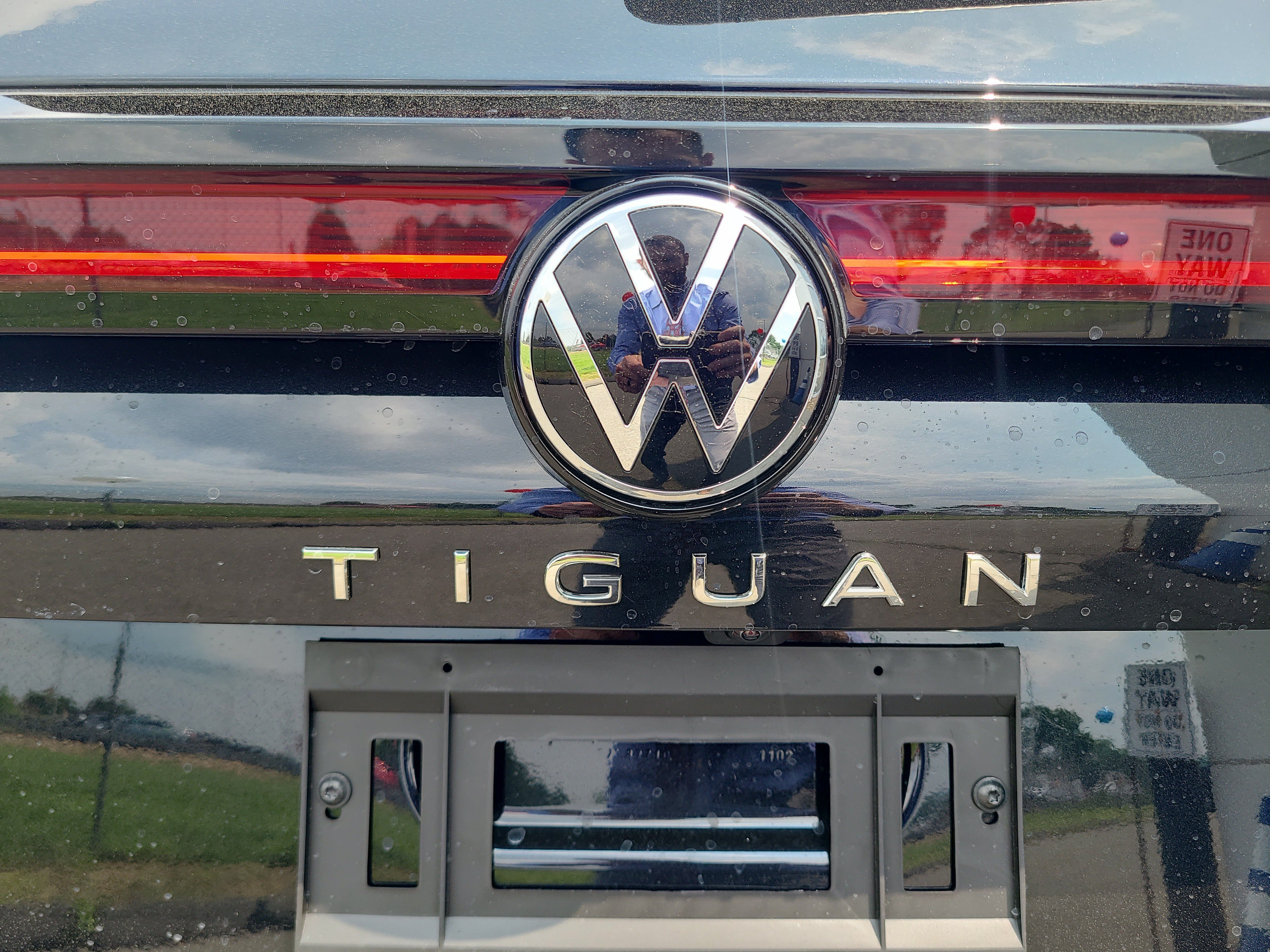 Certified 2025 Volkswagen Tiguan SE w/ Panoramic Sunroof Package AWD/4WD image 11