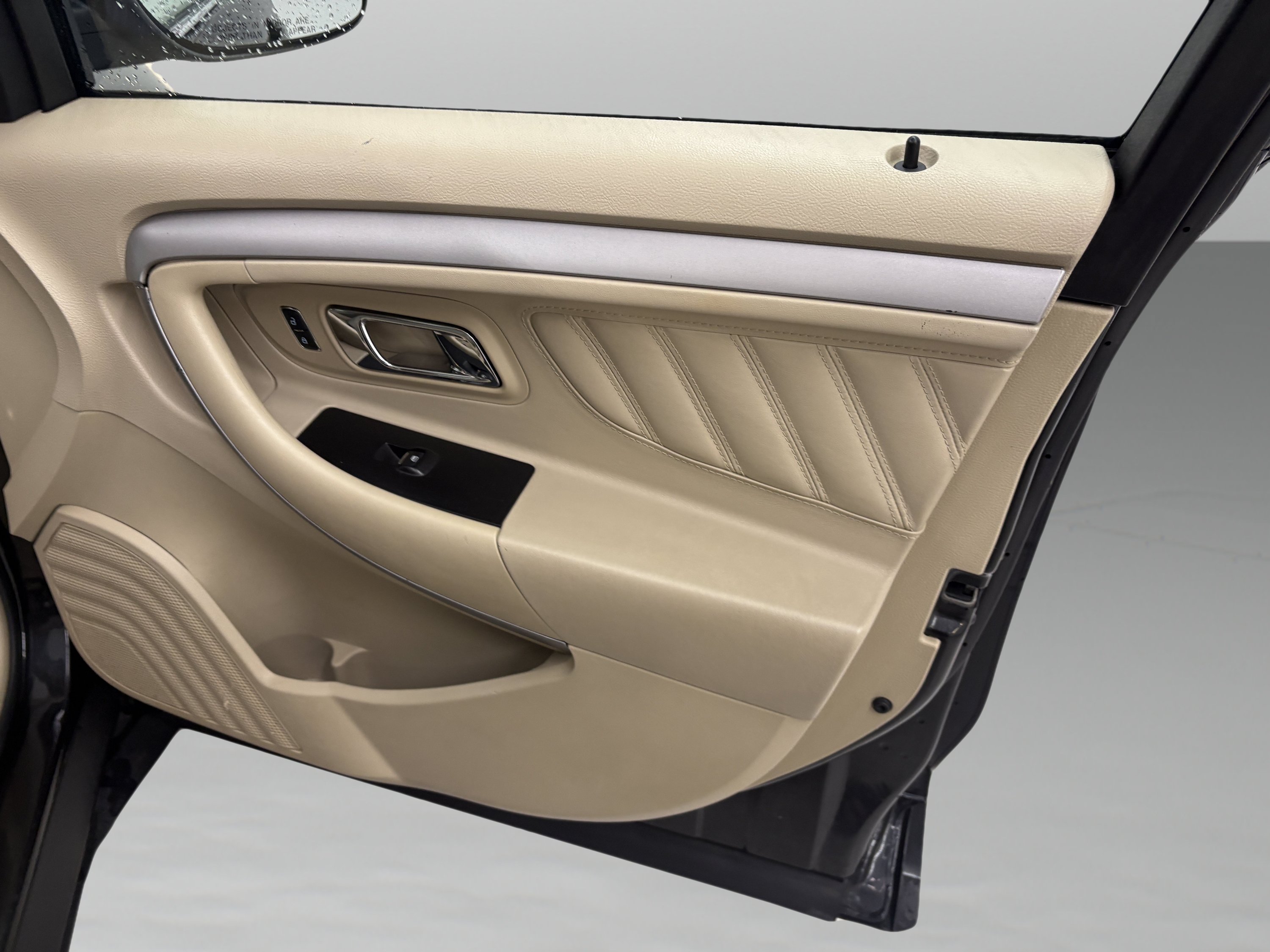 Used 2015 Ford Taurus SE FWD image 23