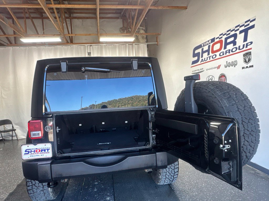 Used 2017 Jeep Wrangler Unlimited Rubicon w/ Connectivity Group AWD/4WD image 15