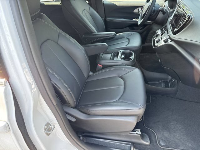 New 2027 Chrysler Pacifica Select FWD image 13