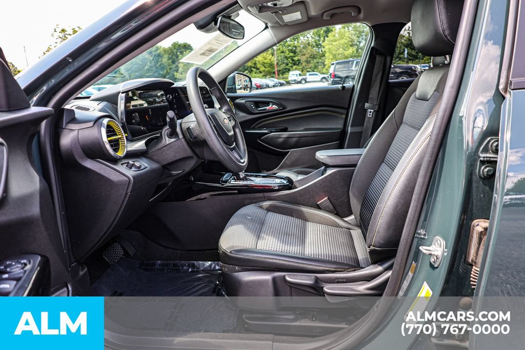 Used 2025 Chevrolet Trax LT FWD image 17