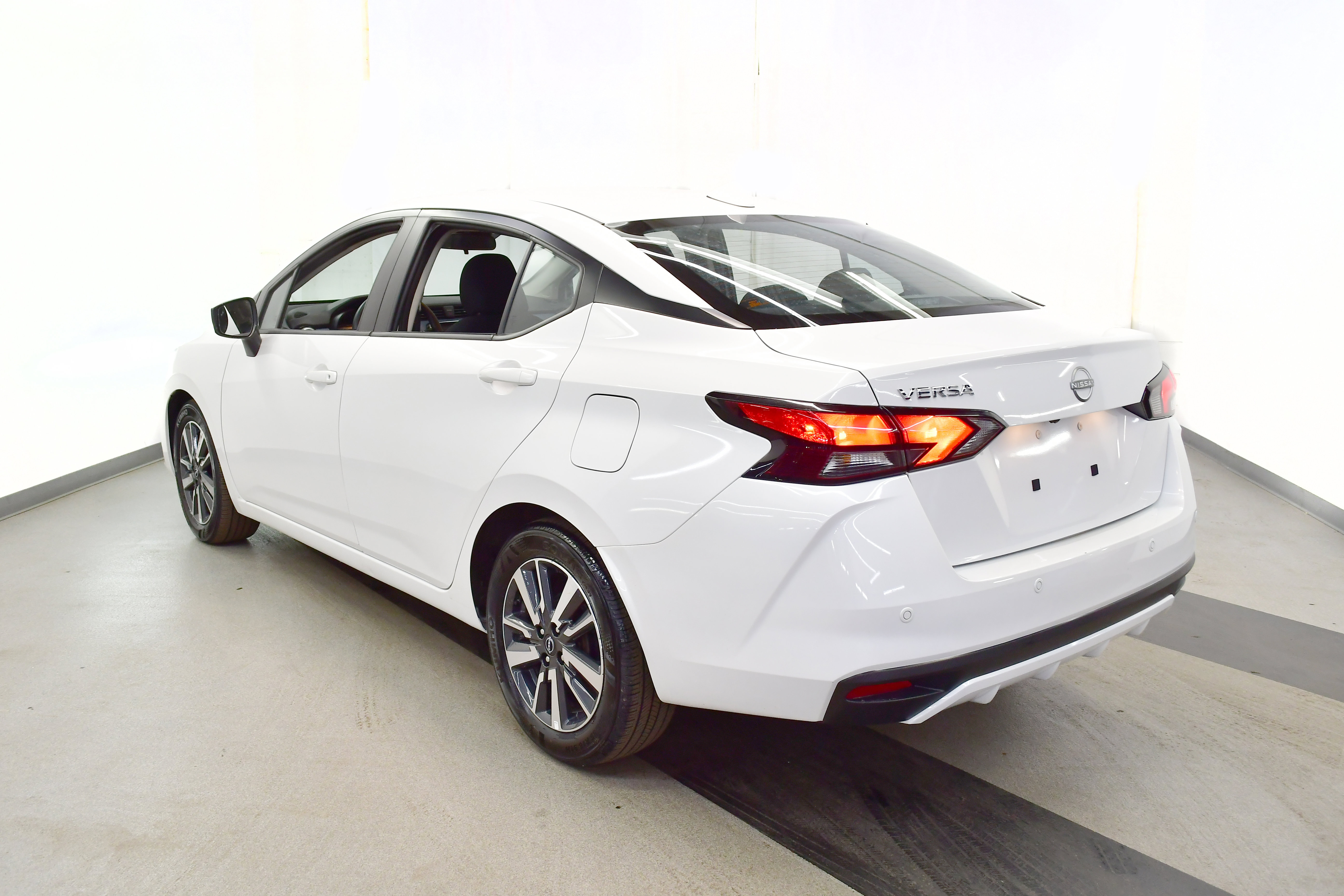 Used 2025 Nissan Versa SV image 5