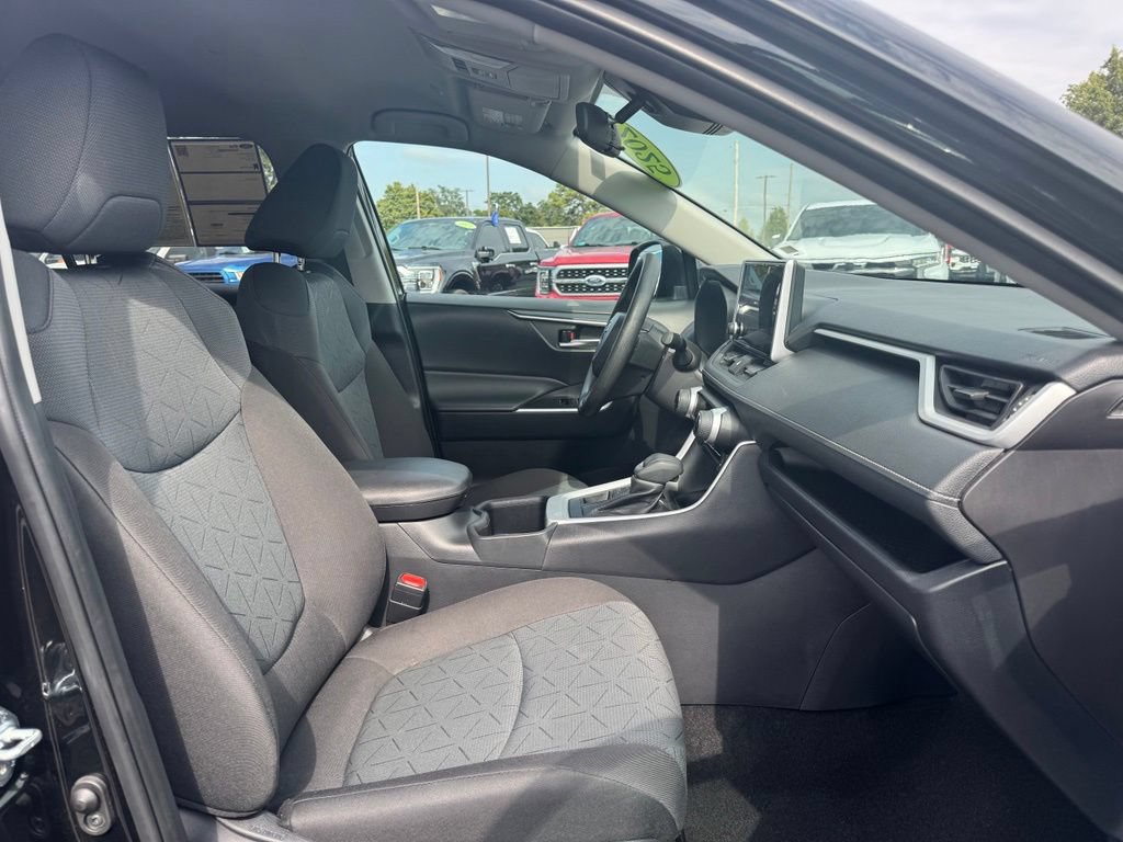 Used 2025 Toyota RAV4 XLE AWD/4WD image 17