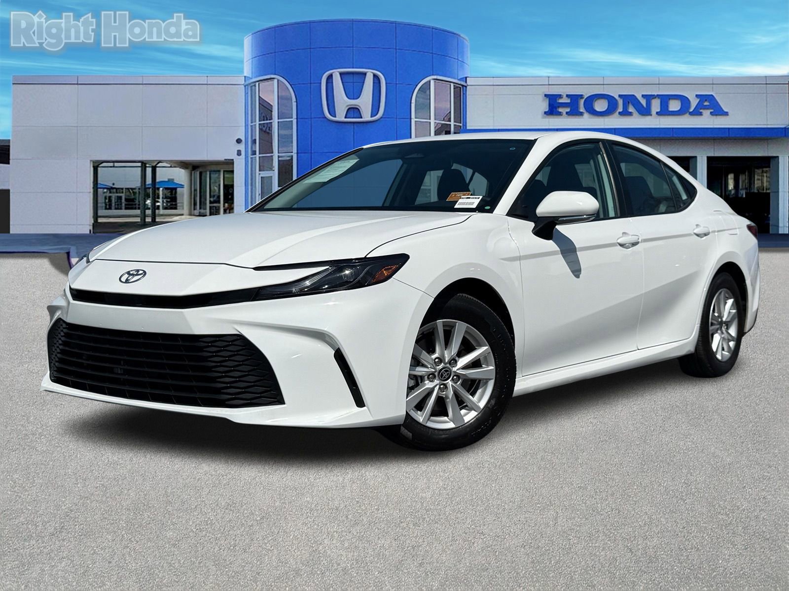 Used 2025 Toyota Camry LE image 2