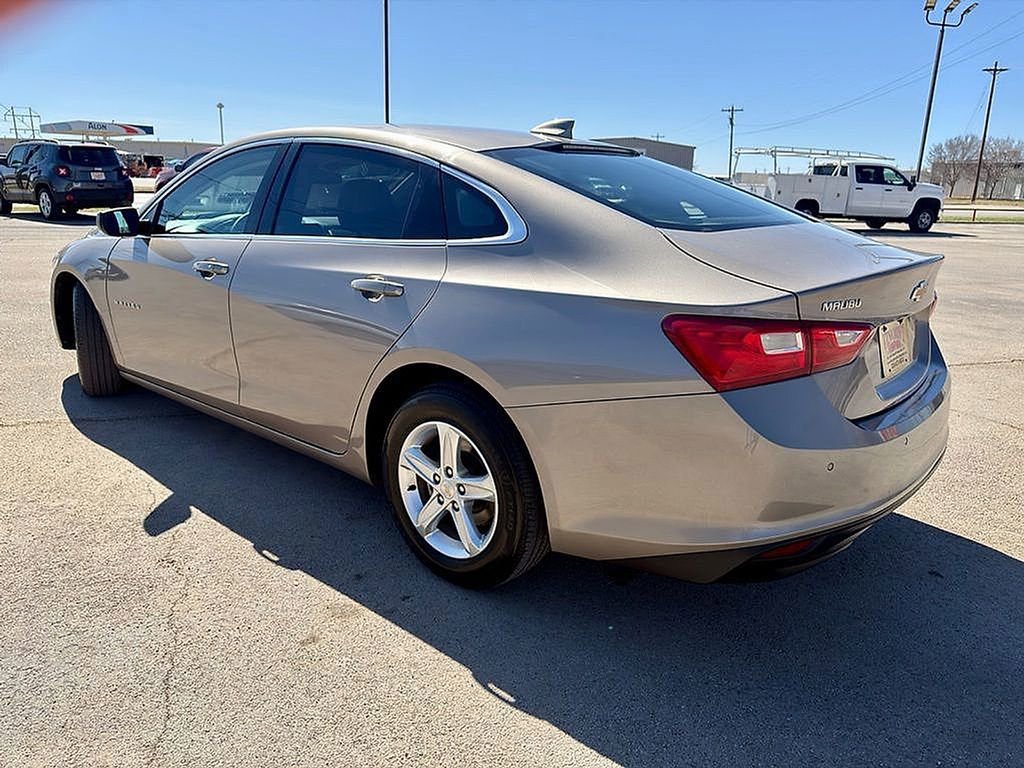 Used 2024 Chevrolet Malibu LT image 3