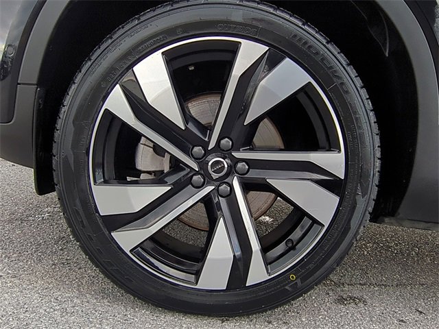 Used 2025 Volvo XC40 B5 Plus image 23