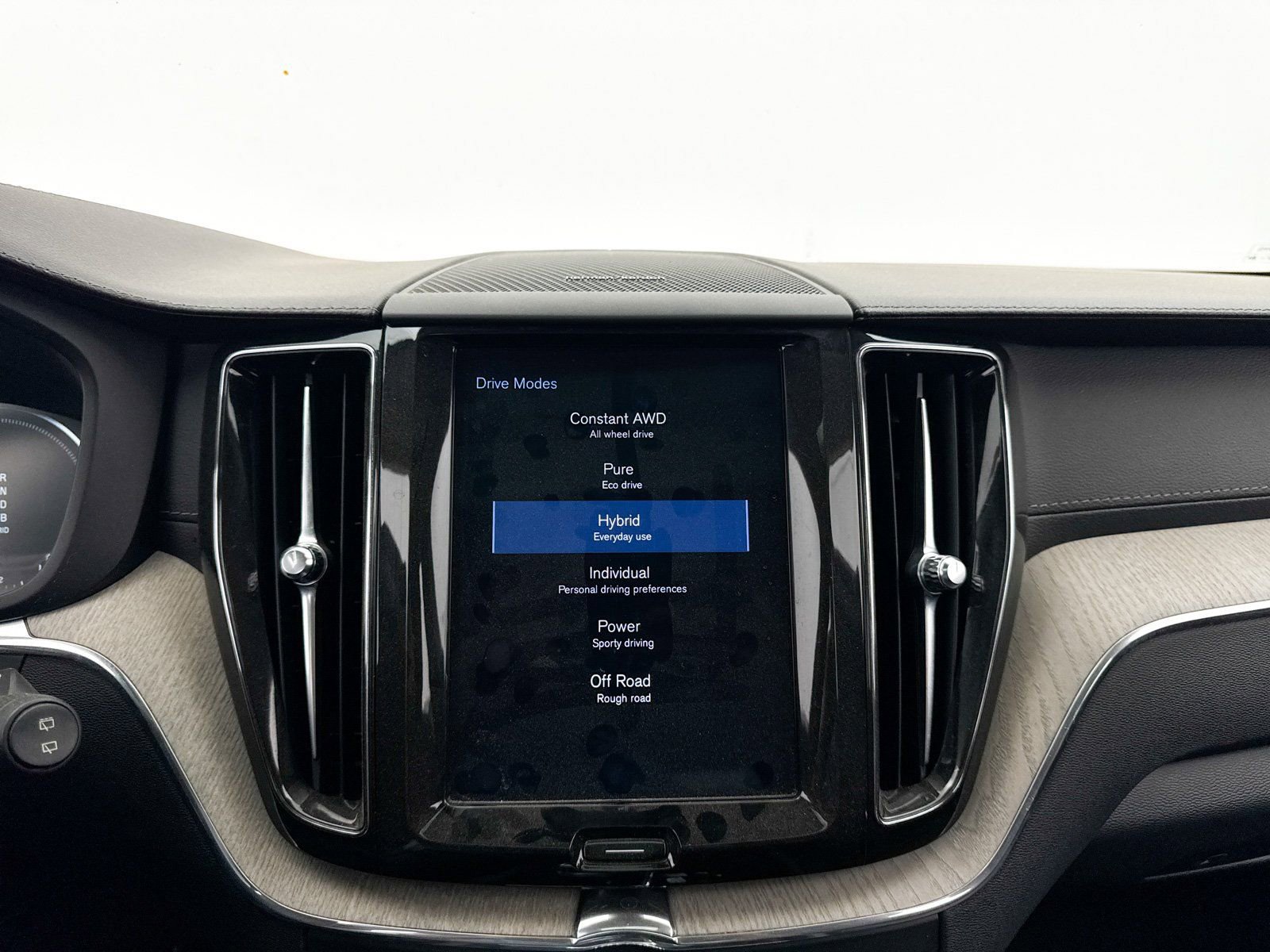 Used 2019 Volvo XC60 T8 Inscription w/ Advanced Package image 11
