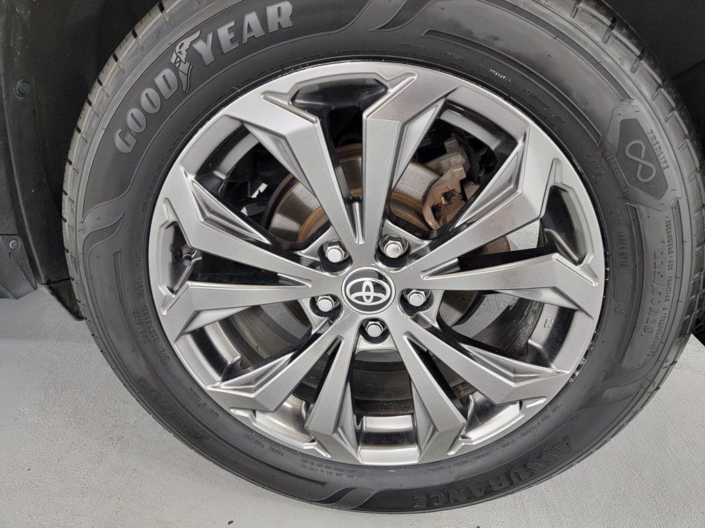 Used 2022 Toyota RAV4 XLE Premium AWD/4WD image 11