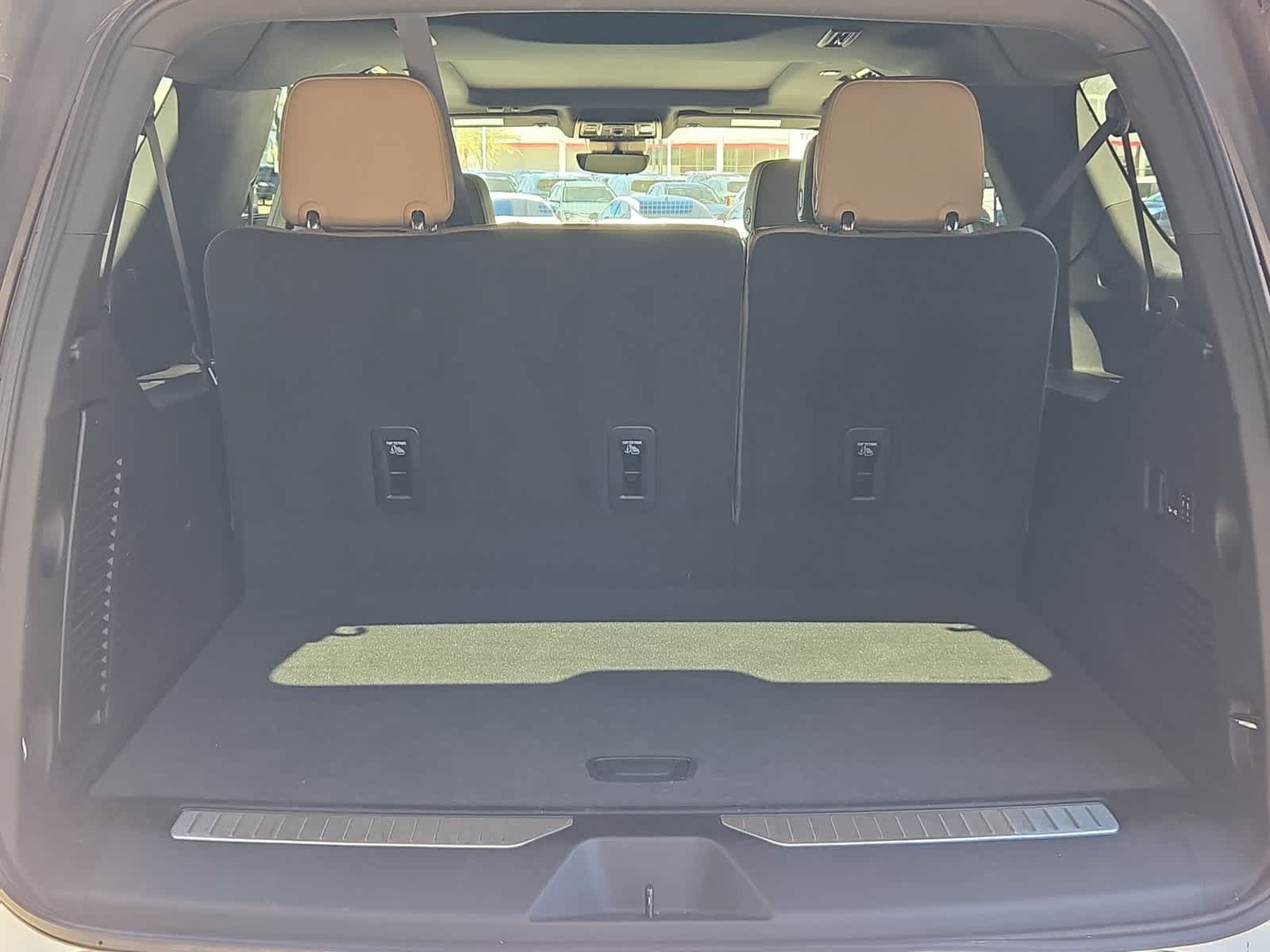 Used 2024 Chevrolet Suburban Premier RWD image 16