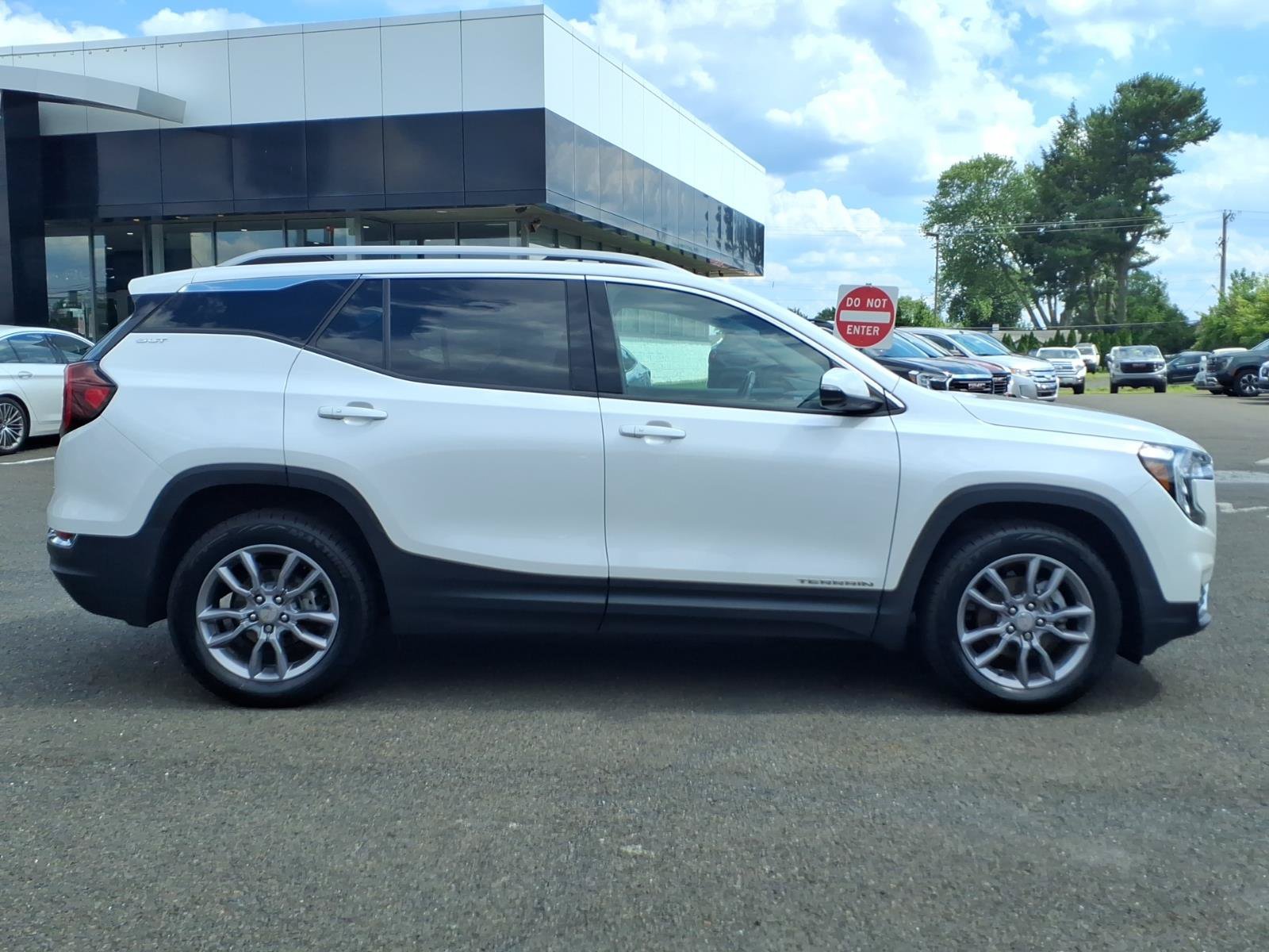 Certified 2022 GMC Terrain SLT w/ Infotainment Package II AWD/4WD image 2