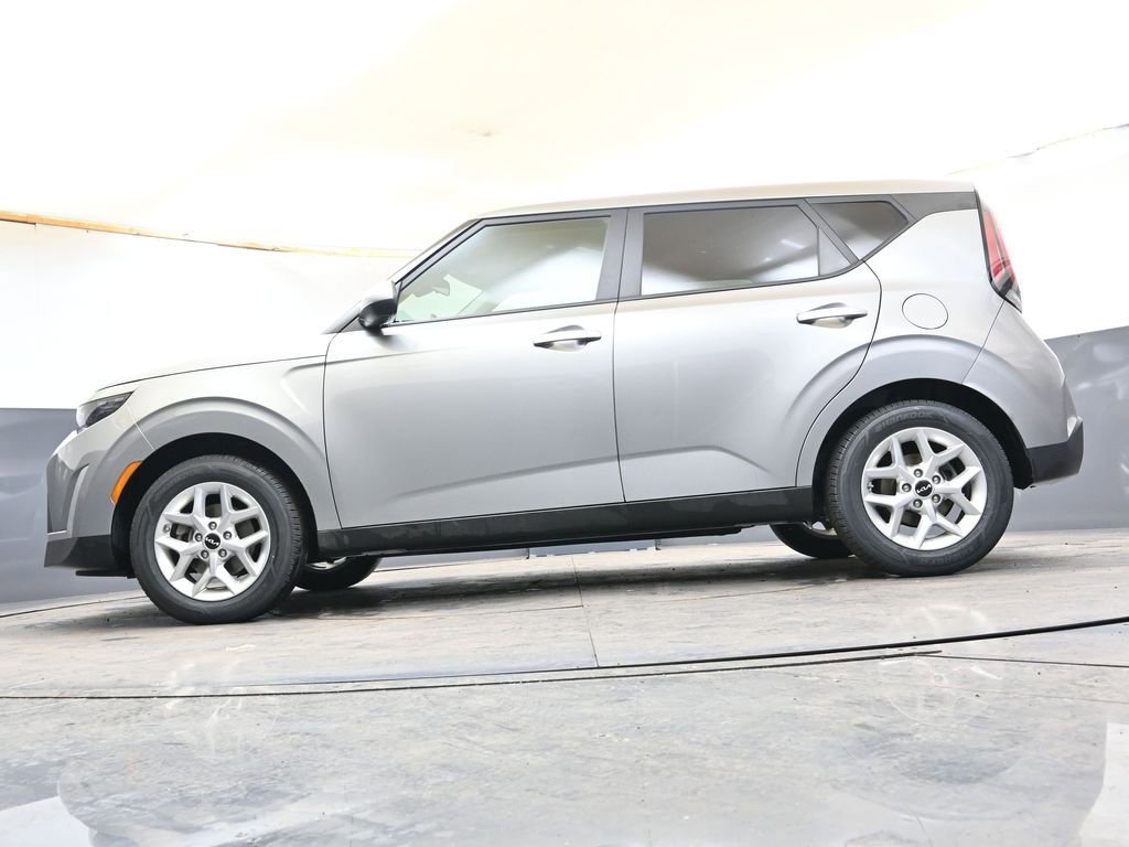 Used 2025 Kia Soul LX w/ LX Technology Package FWD image 30