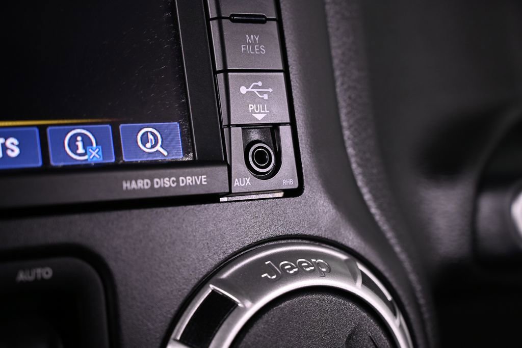 Used 2016 Jeep Wrangler Unlimited Rubicon w/ Connectivity Group AWD/4WD image 17