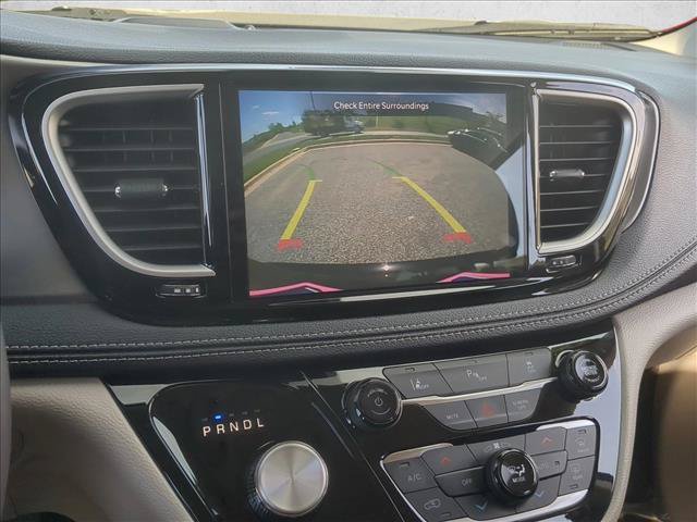 Used 2023 Chrysler Pacifica Touring-L FWD image 13