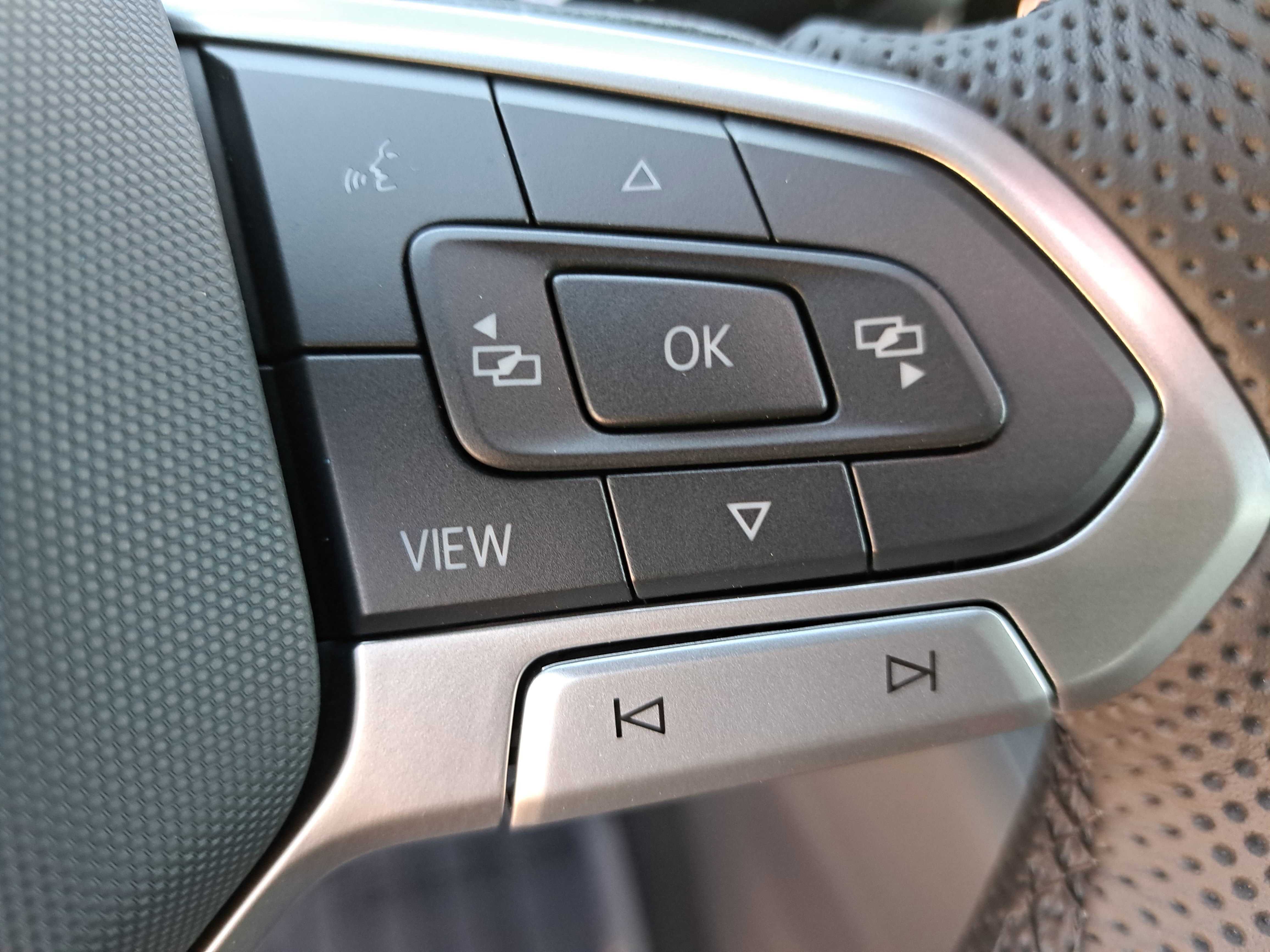 New 2026 Volkswagen Tiguan SE R-Line AWD/4WD image 18