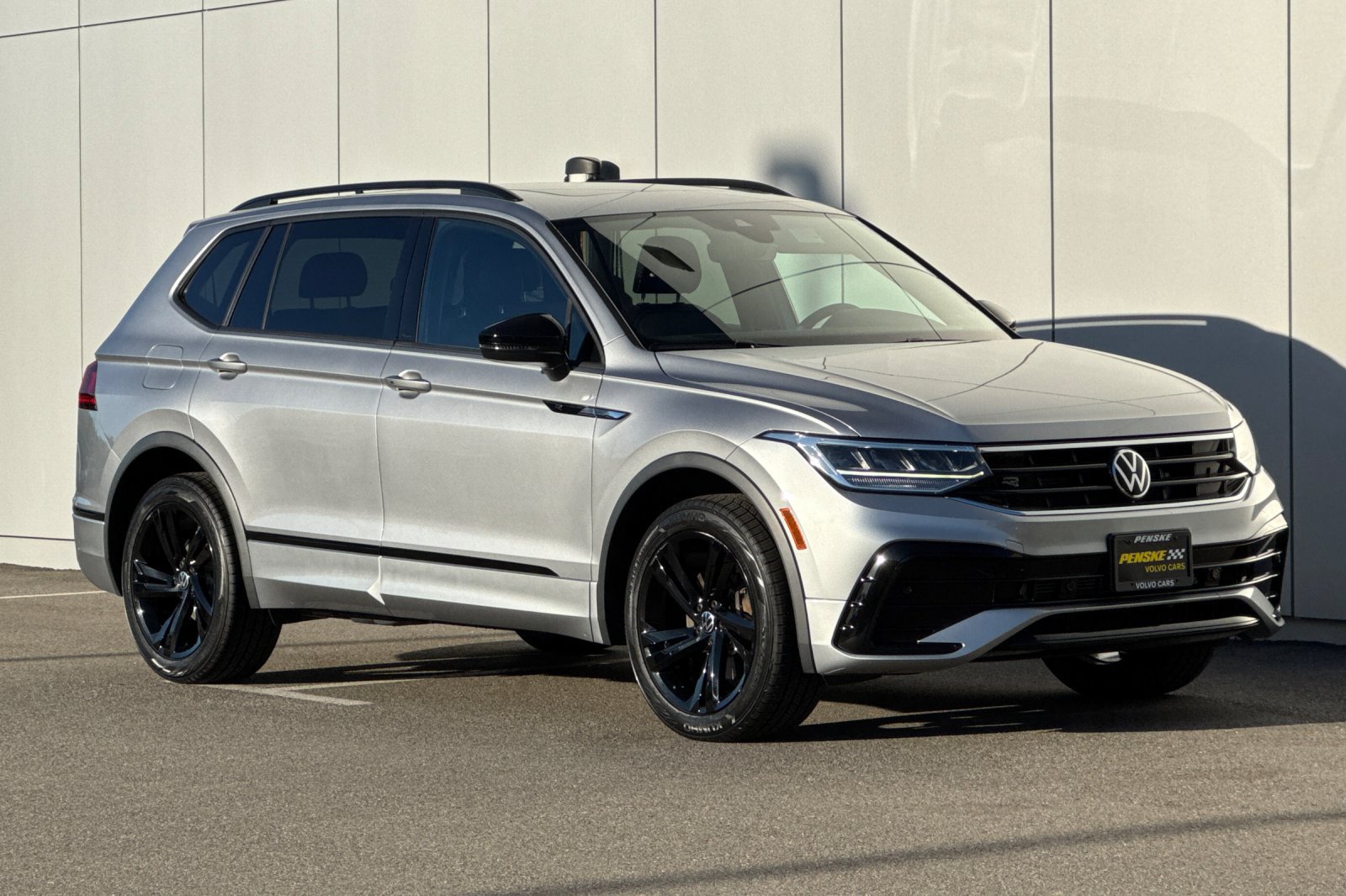 Used 2023 Volkswagen Tiguan SE R-Line FWD image 7