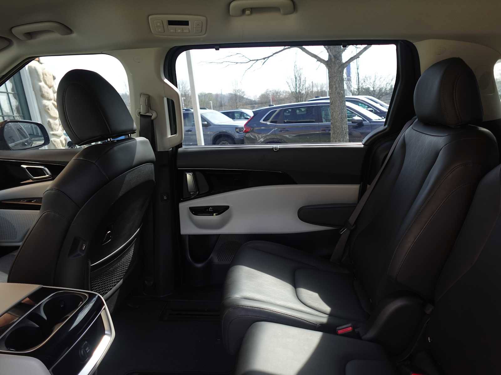 Used 2024 Kia Carnival EX image 26