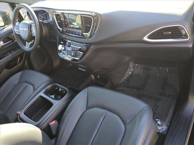 Used 2025 Chrysler Pacifica Select image 21
