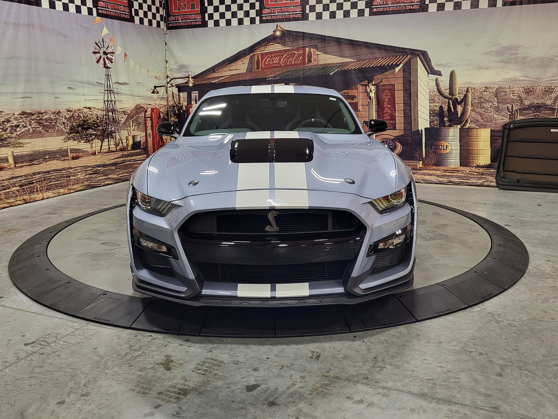 Used 2022 Ford Mustang Shelby GT500 w/ Carbon Fiber Track Pack RWD image 2