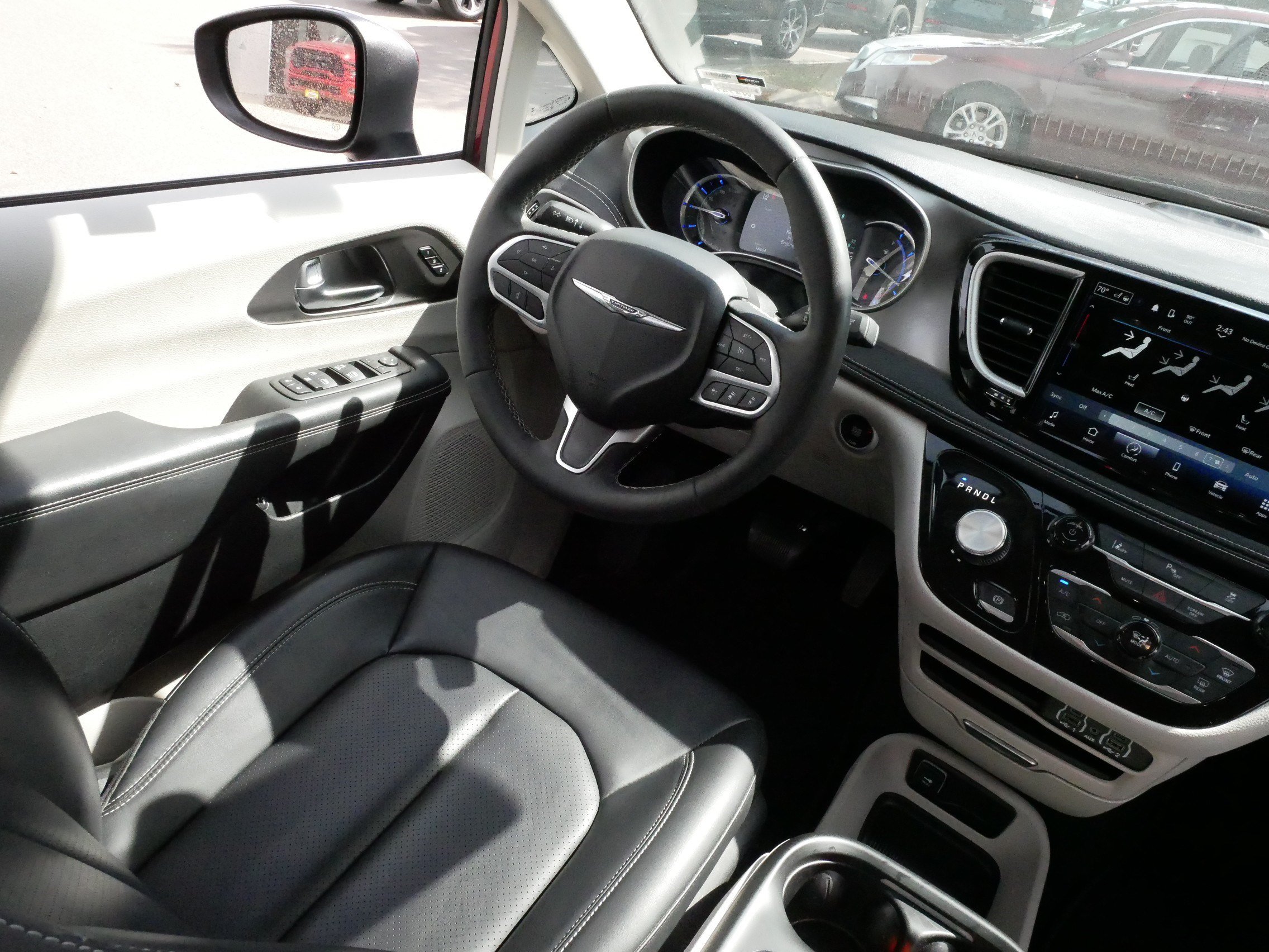 Used 2023 Chrysler Pacifica Touring-L FWD image 9