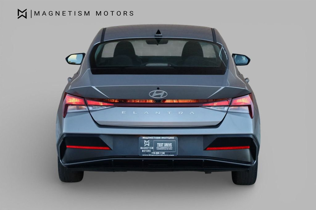 Used 2025 Hyundai Elantra SE w/ Cargo Package image 8