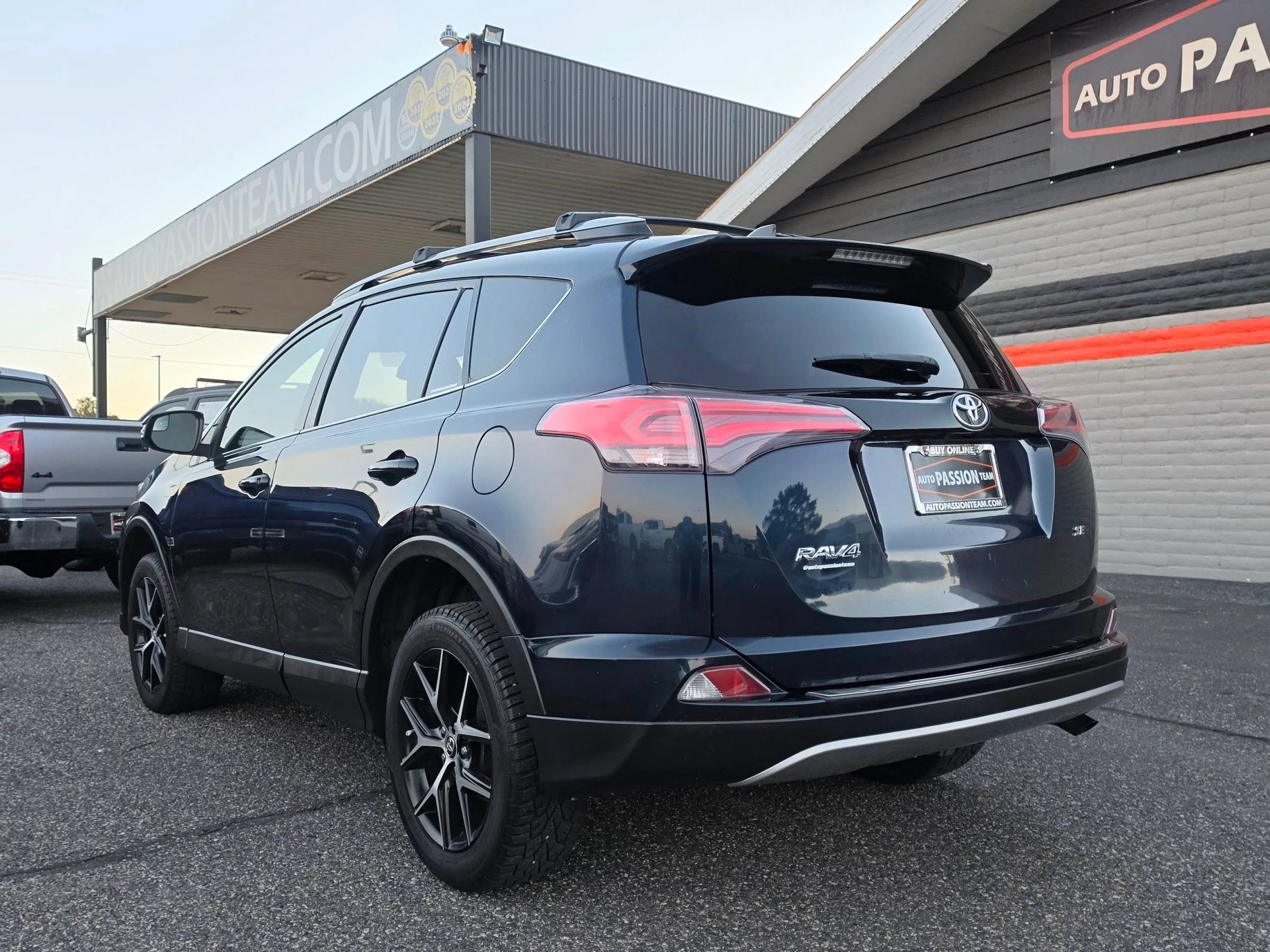 Used 2018 Toyota RAV4 SE FWD image 3