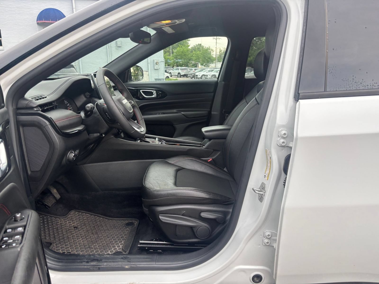 Used 2025 Jeep Compass Trailhawk AWD/4WD image 25