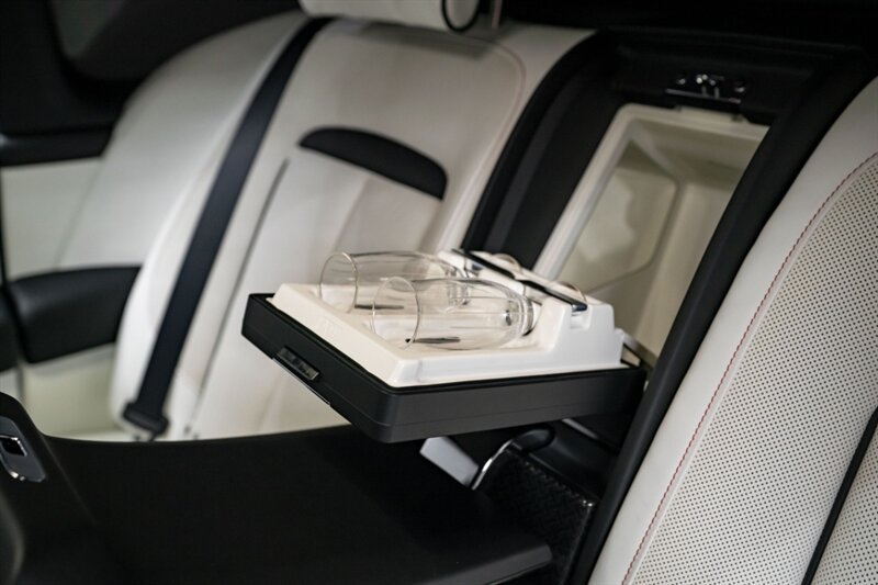 Used 2023 Rolls-Royce Cullinan Black Badge w/ Dark Exterior Package AWD/4WD image 29