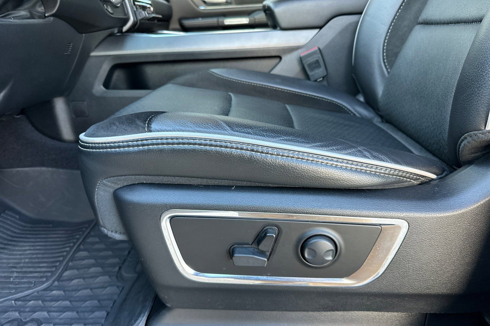 Used 2025 RAM 1500 Laramie AWD/4WD image 12