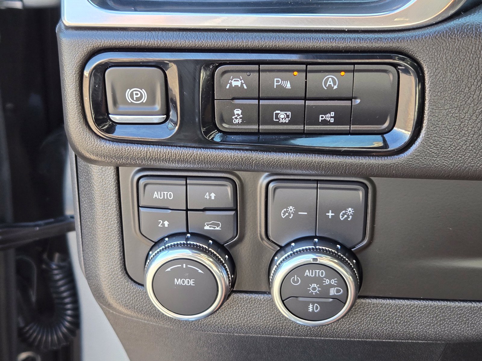 Used 2025 GMC Yukon Denali AWD/4WD image 24