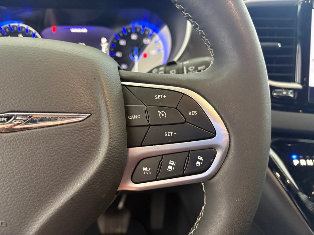 Used 2025 Chrysler Pacifica Select FWD image 5