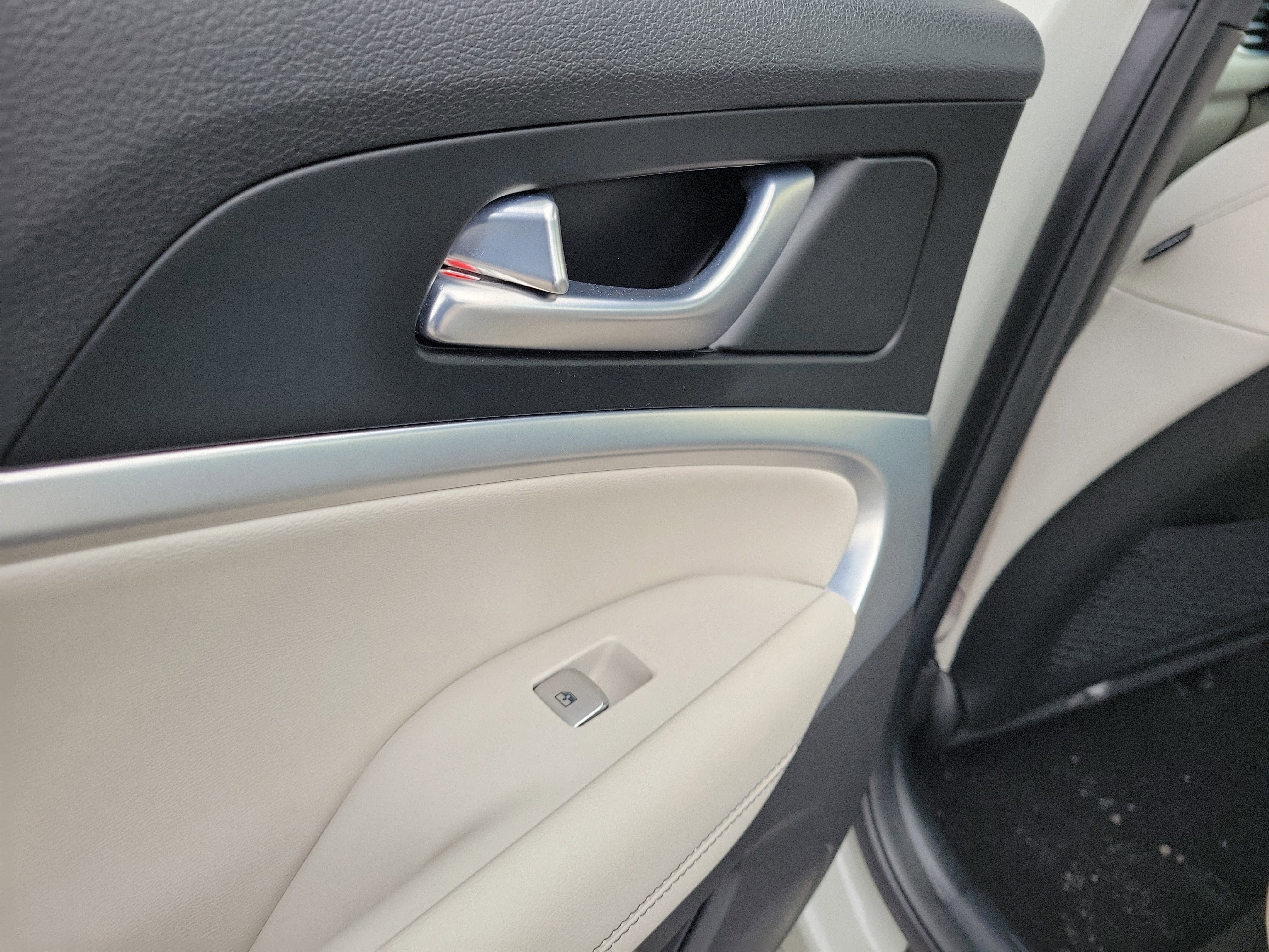 Used 2024 Genesis G70 2.5T image 13