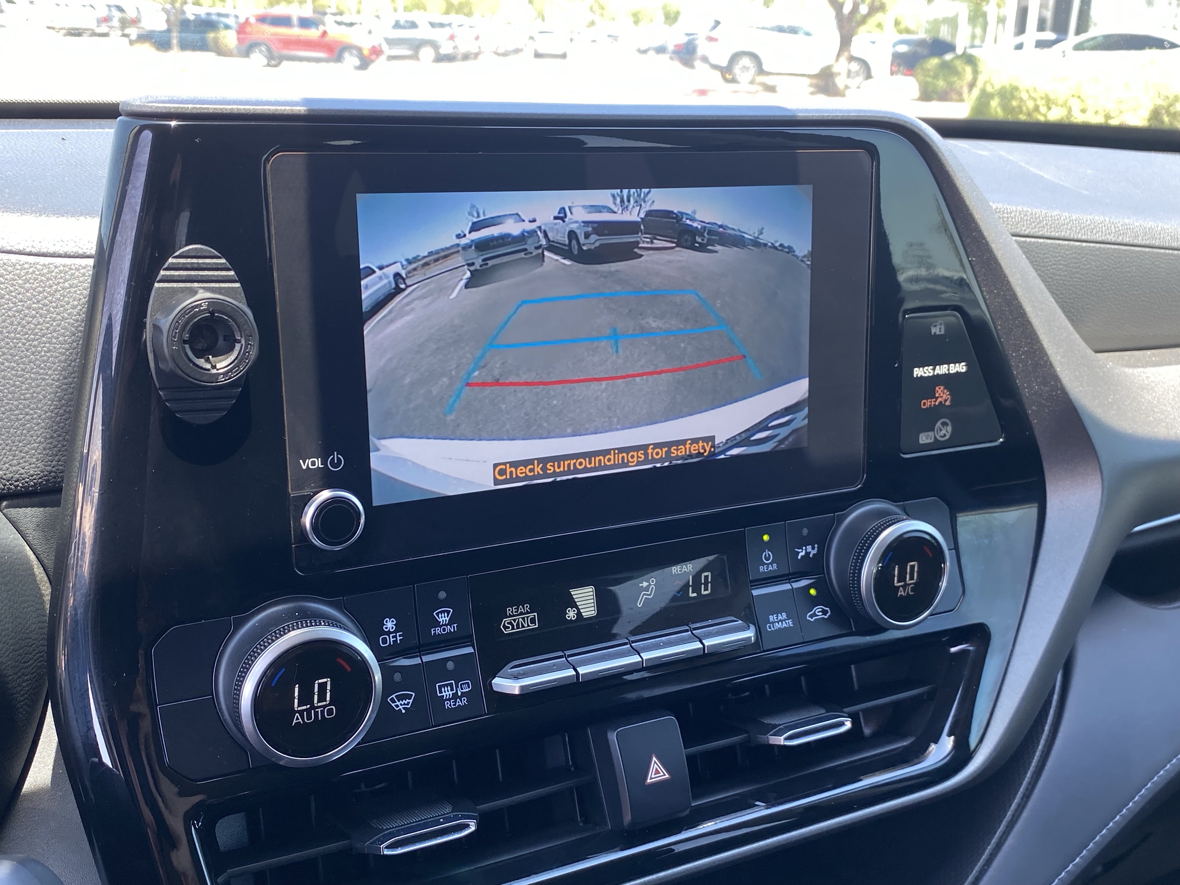 Used 2023 Toyota Highlander LE AWD/4WD image 24
