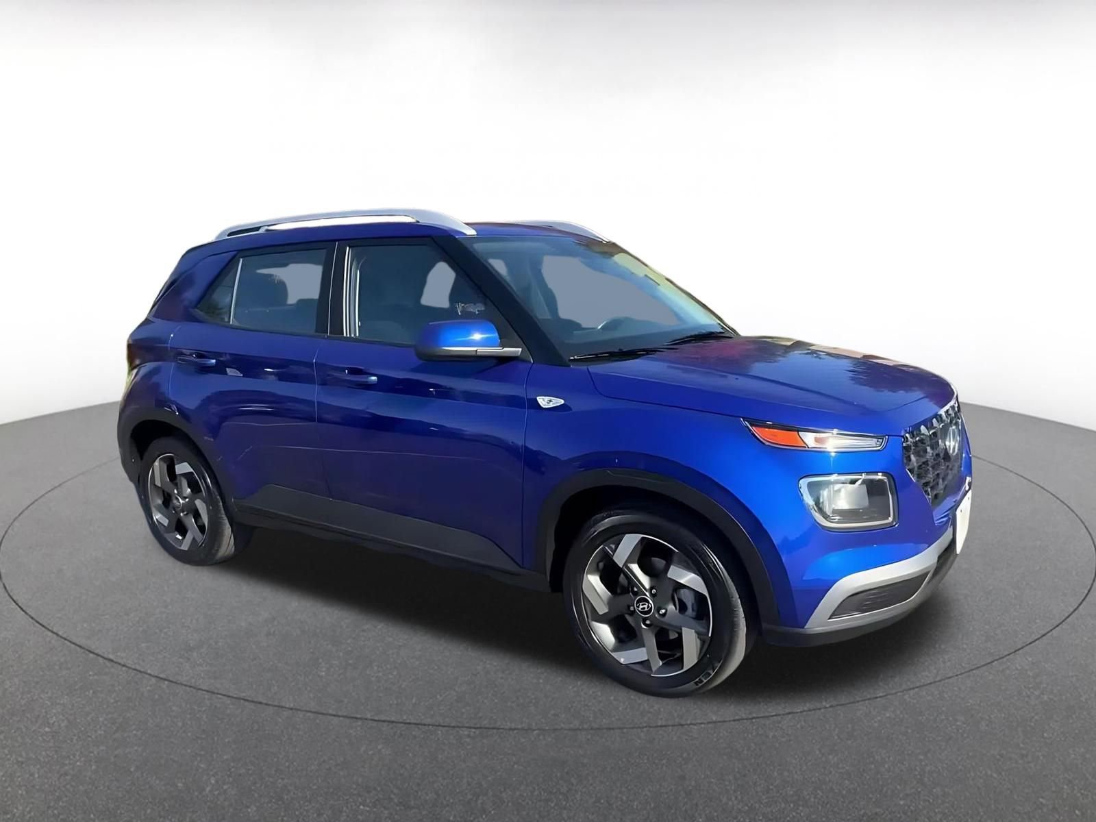 Used 2025 Hyundai Venue SEL video 2