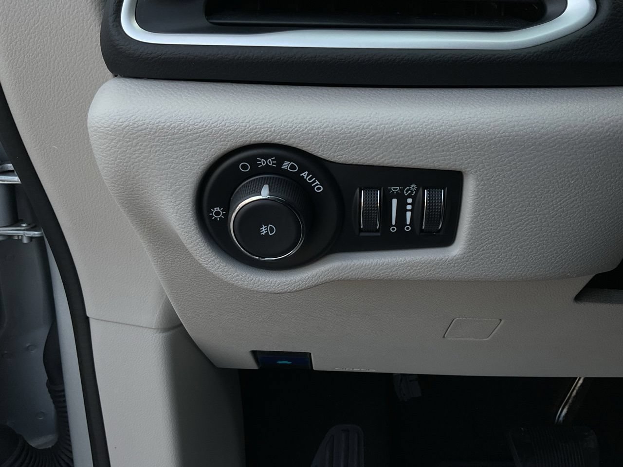 Used 2024 Chrysler Pacifica Touring-L FWD image 18
