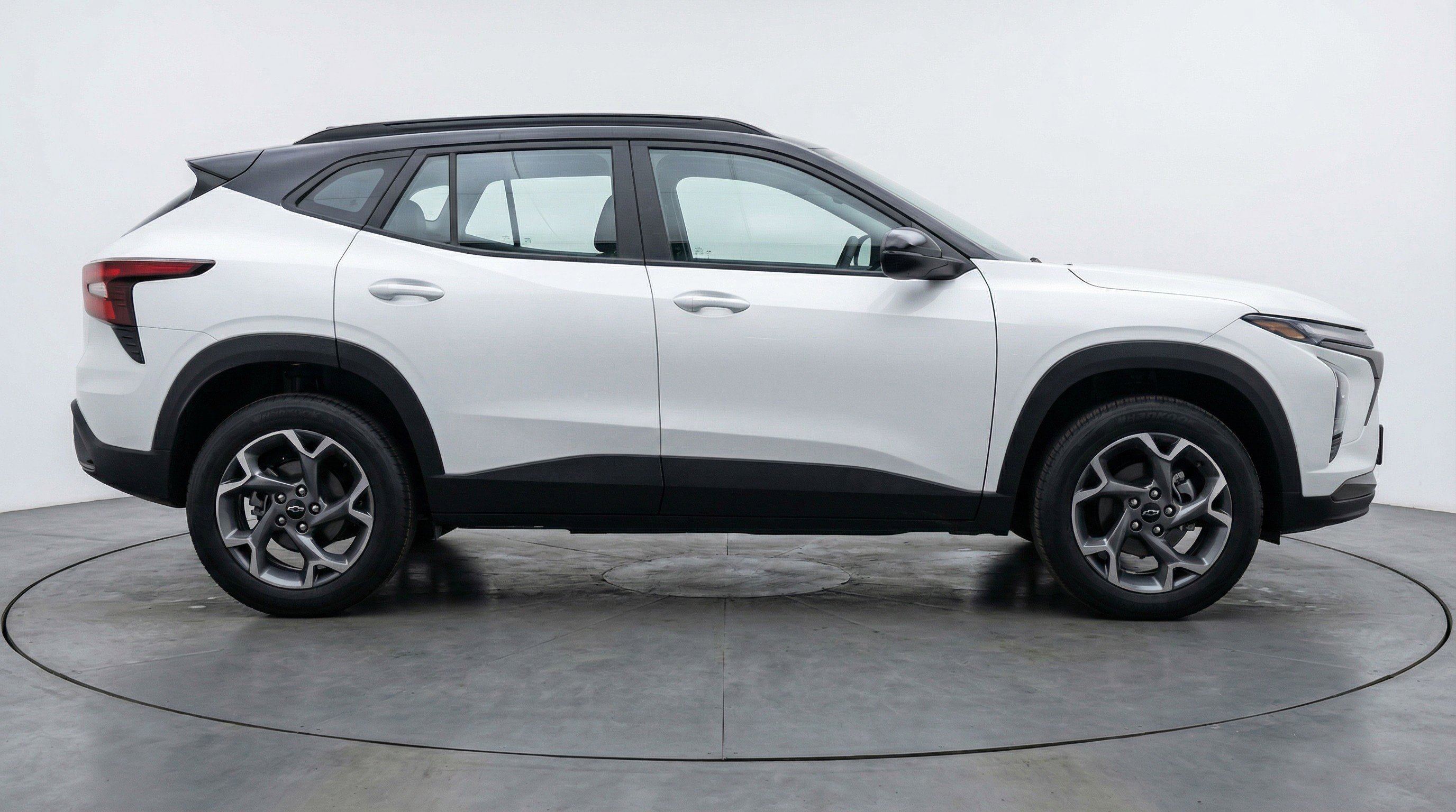 Used 2025 Chevrolet Trax LT image 11