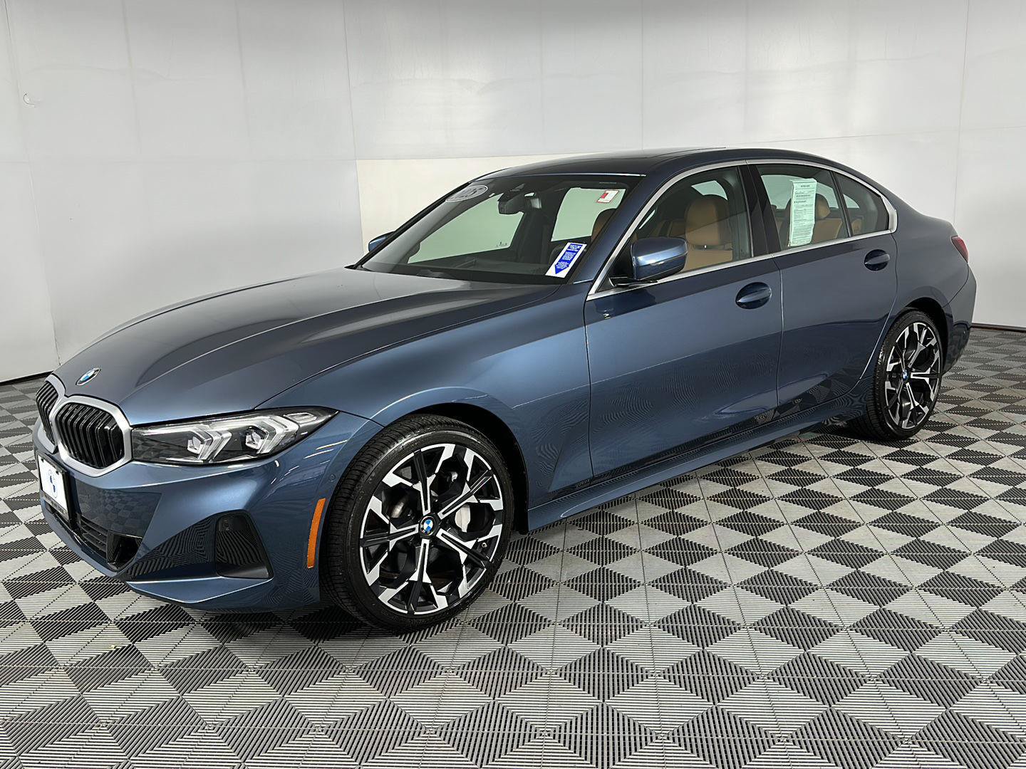 Used 2025 BMW 330i xDrive Sedan w/ Premium Package AWD/4WD image 5