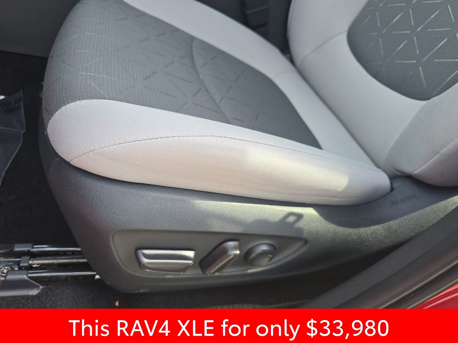 Used 2025 Toyota RAV4 XLE FWD image 34