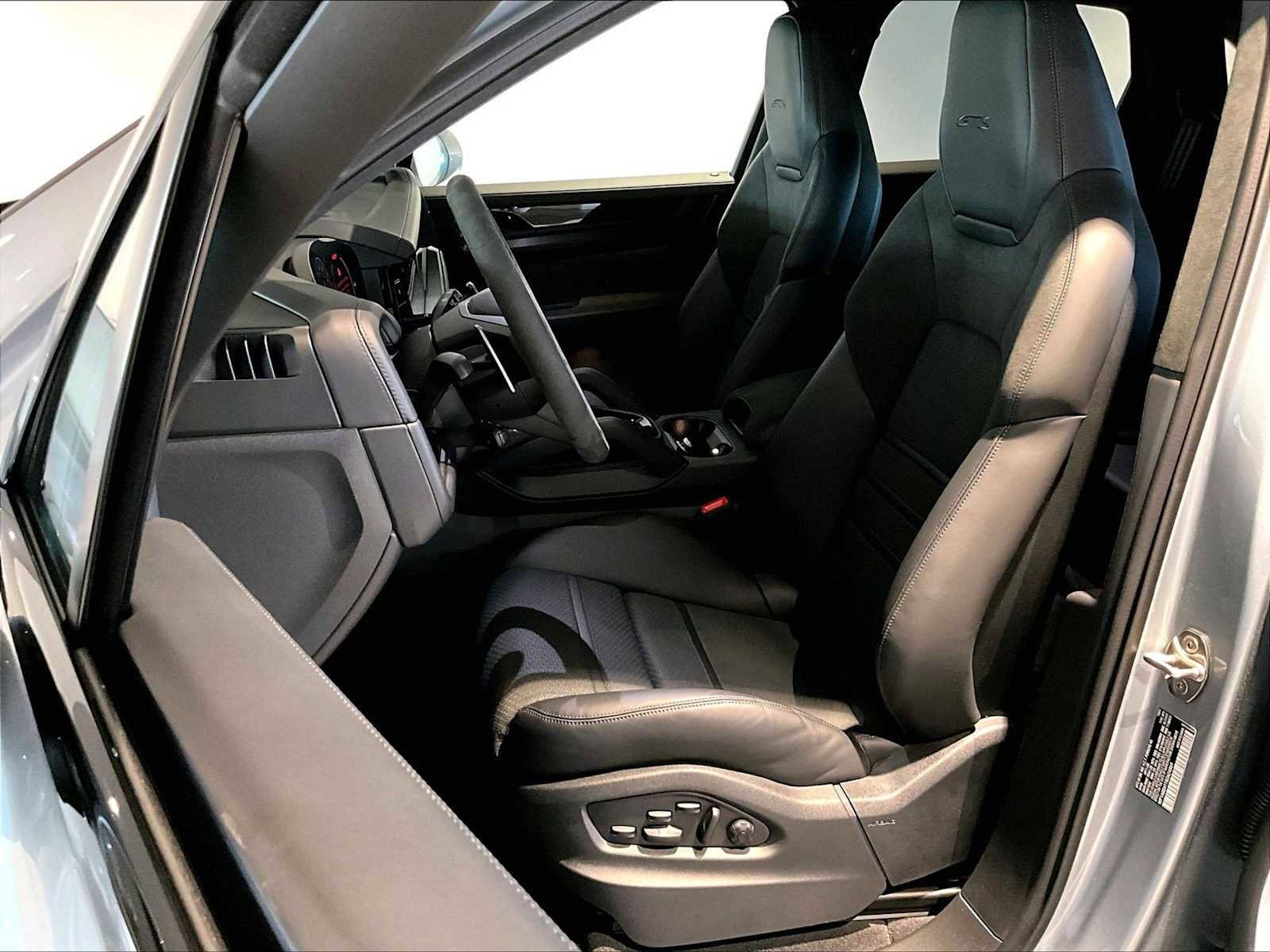 Used 2025 Porsche Cayenne GTS w/ Premium Package image 8