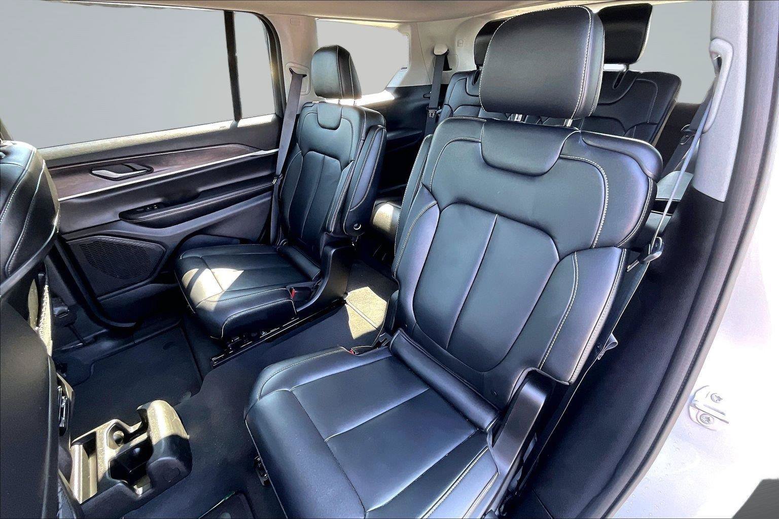Used 2023 Jeep Grand Cherokee L Limited AWD/4WD image 25