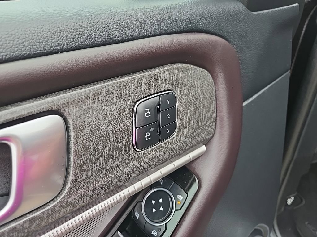 Used 2025 Ford Explorer Platinum w/ LUX Leather Package AWD/4WD image 31