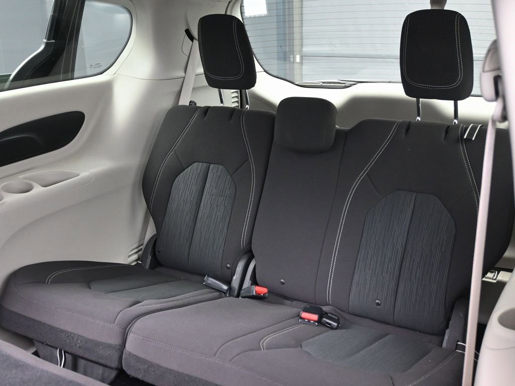 Used 2020 Chrysler Voyager L image 30