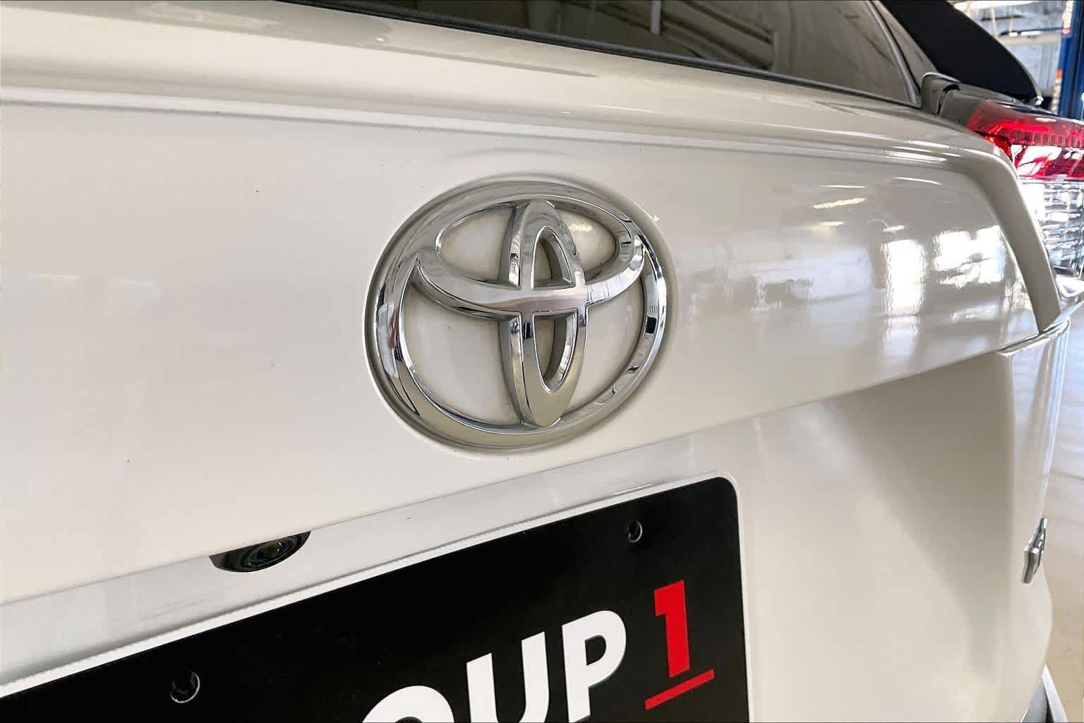 Used 2020 Toyota RAV4 XLE Premium FWD image 31